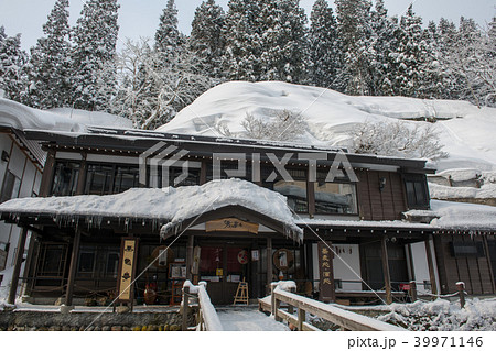 銀山温泉の温泉街・冬の景色（山形県） 39971146