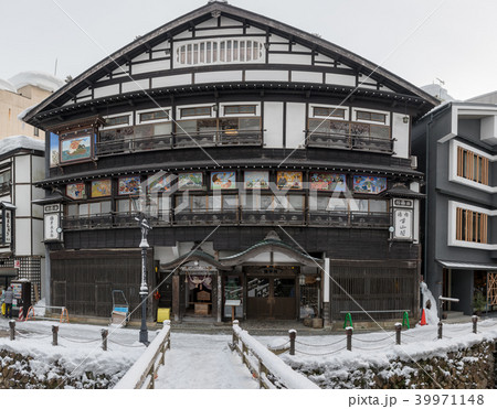 銀山温泉の温泉街・冬の景色(山形県) 銀山温泉の温泉街・冬の景色(山形県) 39971148