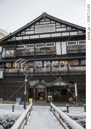 銀山温泉の温泉街・冬の景色(山形県) 銀山温泉の温泉街・冬の景色(山形県) 39971149