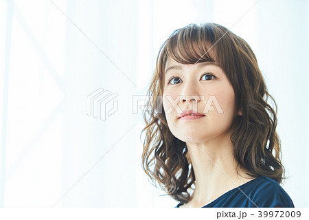 窓際でリラックスする女性 窓際でリラックスする女性 39972009