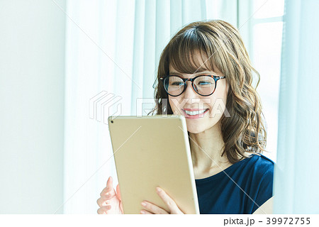 タブレット 操作 若い女性 タブレット 操作 若い女性 39972755