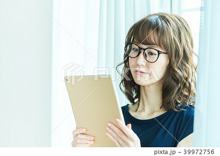 タブレット 操作 若い女性 39972756