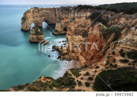 Magnificent seascape of the beach of Marinha before sunset. 39973982