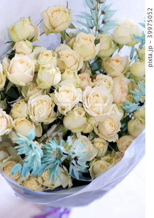 涼しげなバラ（スプレーアプリコットネオアンティーク） 39975052