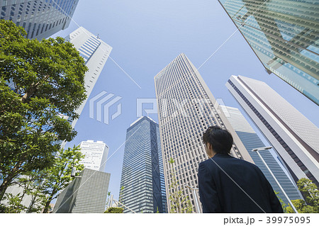 ビル群を見上げるビジネスマン 39975095