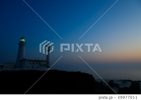 [千葉県]　犬吠埼灯台　朝焼け　ブルーモーメント 39977011