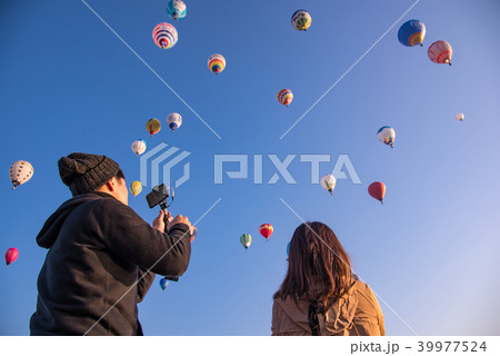 佐賀インターナショナルバルーンフェスタ　写真を撮るカップル 39977524