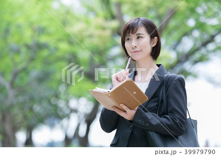 オフィス街　スーツの女性　オフィスレディ　OL　ビジネス　スーツ　ポートレート　リクルート 39979790