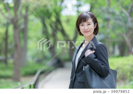 オフィス街 スーツの女性 オフィスレディ OL ビジネス スーツ ポートレート リクルート オフィス街 スーツの女性 オフィスレディ OL ビジネス スーツ ポートレート リクルート 39979852