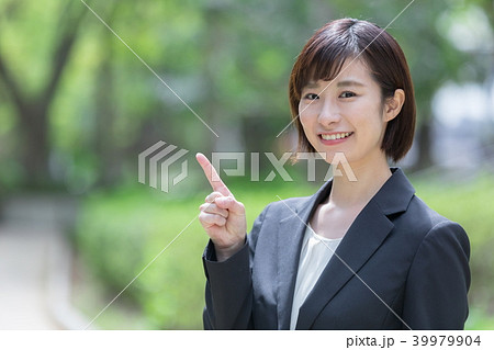 オフィス街 スーツの女性 オフィスレディ OL ビジネス スーツ ポートレート リクルート オフィス街 スーツの女性 オフィスレディ OL ビジネス スーツ ポートレート リクルート 39979904