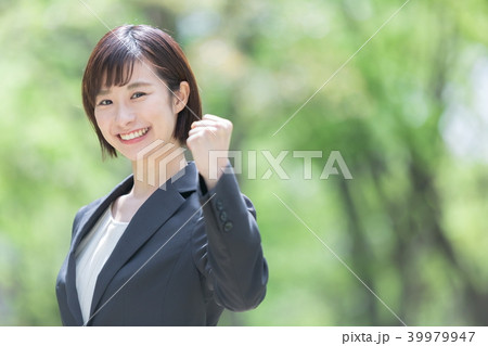 オフィス街 スーツの女性 オフィスレディ OL ビジネス スーツ ポートレート リクルート オフィス街 スーツの女性 オフィスレディ OL ビジネス スーツ ポートレート リクルート 39979947