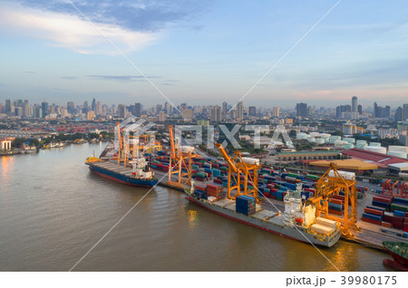 Containers yard in port congestion 39980175