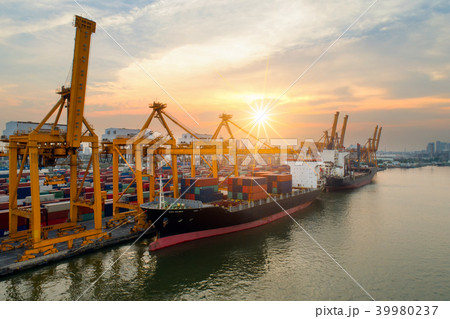 Containers yard in port congestion Containers yard in port congestion 39980237