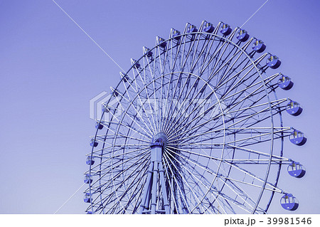 青空と青い観覧車の写真素材 39981546 Pixta