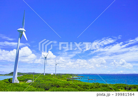 真夏の宮古島。西平安名岬の池間大橋展望台から見た風力発電のある風景 39981564