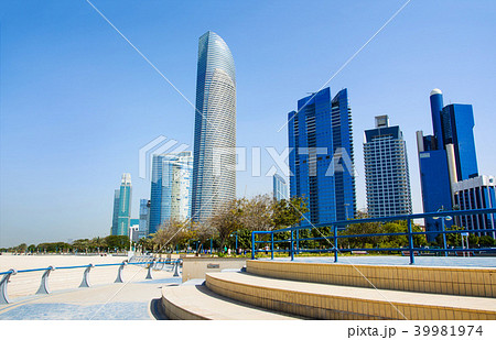 Abu Dhabi Corniche beach and walking area with landmark city vie Abu Dhabi Corniche beach and walking area with landmark city vie 39981974