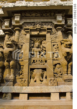 Carved idol on wall, kanchi Kailasanathar temple Carved idol on wall, kanchi Kailasanathar temple 39982166