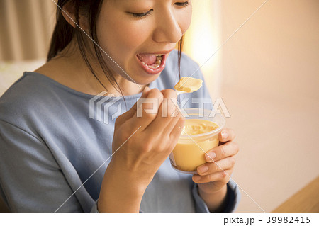 スイーツを楽しむ女性 スイーツを楽しむ女性 39982415