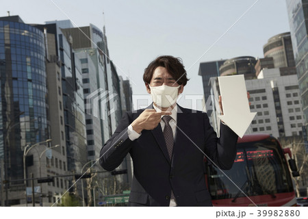 会社員 マスク 表情 39982880