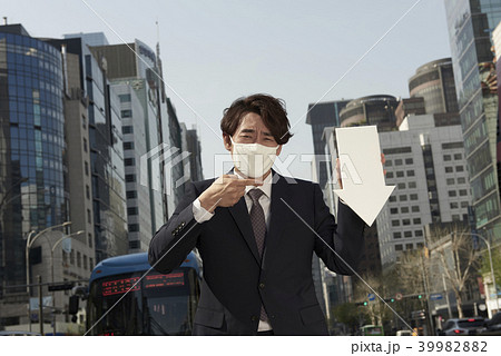 会社員 マスク 表情 39982882