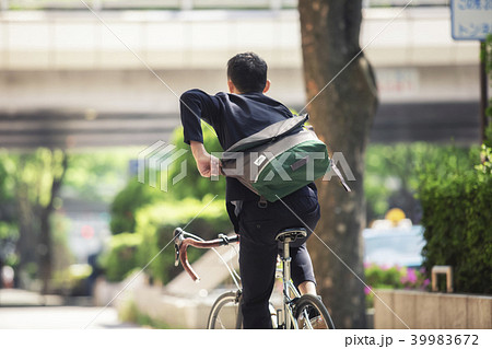 ロードバイクに乗る若者 39983672