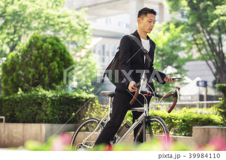 ロードバイクに乗る若者 ロードバイクに乗る若者 39984110
