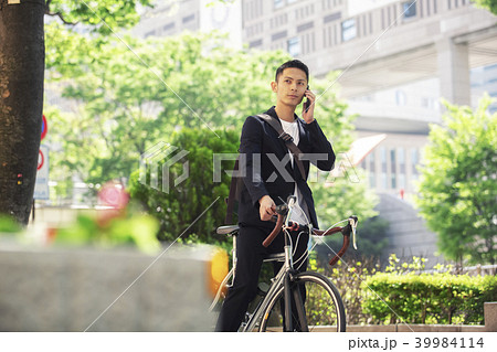 ロードバイクに乗る若者 ロードバイクに乗る若者 39984114