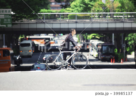 ロードバイクををして横断歩道を渡る男性 39985137