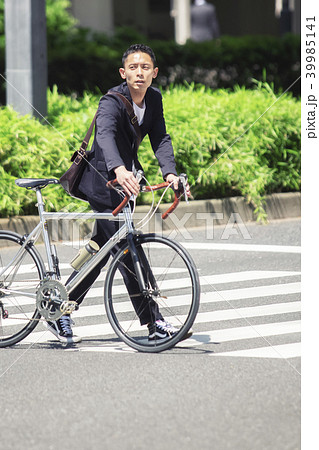 ロードバイクををして横断歩道を渡る男性 39985141