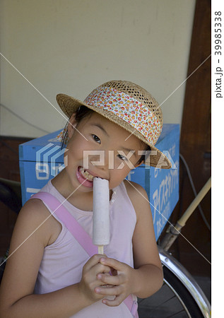 アイスキャンディーを食べる女の子 アイスキャンディーを食べる女の子 39985338