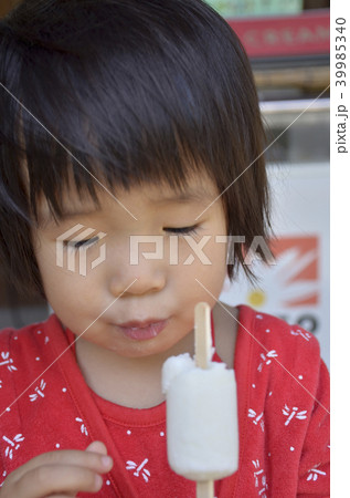 アイスキャンディーを食べる女の子 39985340