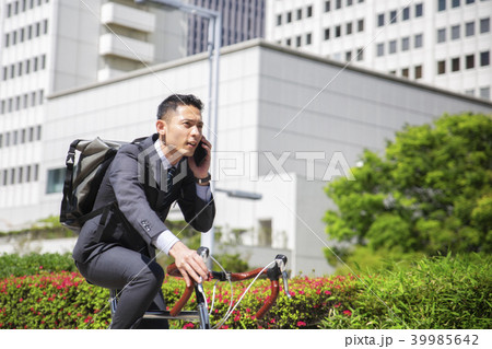 自転車通勤するビジネスマン 39985642
