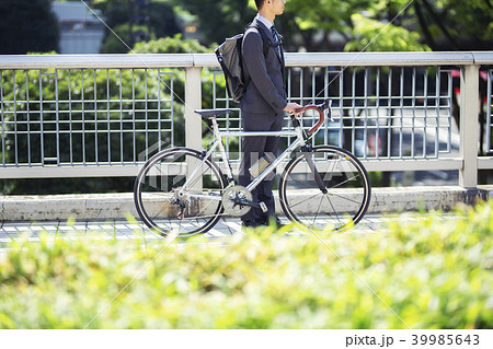 自転車通勤するビジネスマン 39985643
