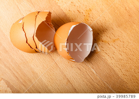 Detailed closeup of empty cracked eggshells Detailed closeup of empty cracked eggshells 39985789