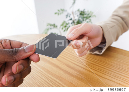 カードで支払いをするビジネスウーマン 39986697