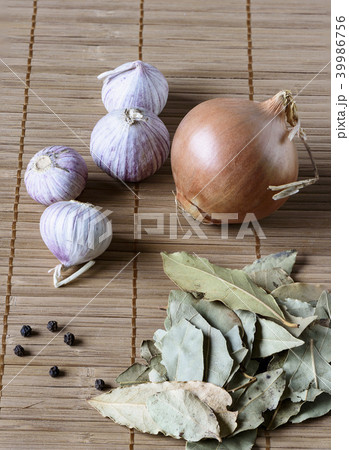 Dry bay leaf, onion and several garlic bulbs 39986756