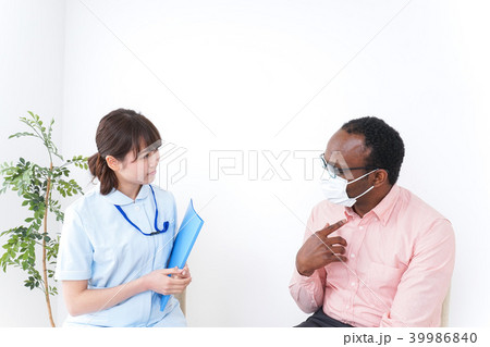 病院で診察を受ける外国人男性 病院で診察を受ける外国人男性 39986840