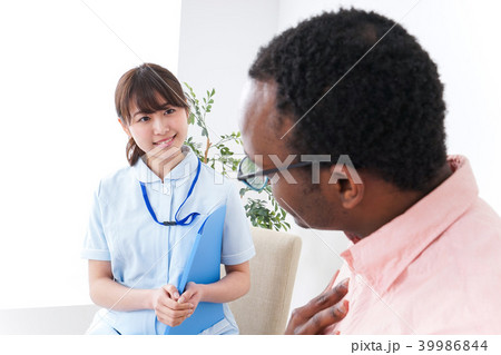 病院で診察を受ける外国人男性 病院で診察を受ける外国人男性 39986844