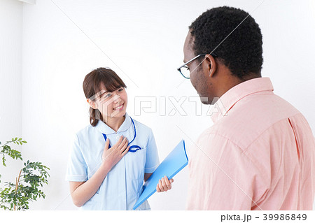 病院で診察を受ける外国人男性 病院で診察を受ける外国人男性 39986849
