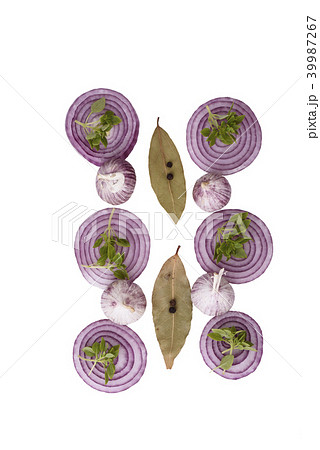 Slices of red onion, garlic, bay leaves 39987267