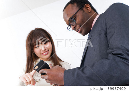 外国人に道案内をする若い女性 39987409