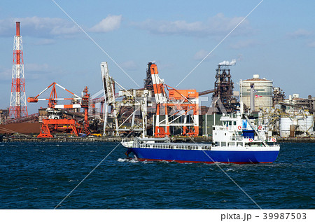 名古屋製鉄所と沖を航行する船 名古屋製鉄所と沖を航行する船 39987503