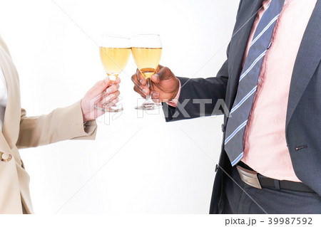 お酒を飲むビジネスパーソン 39987592