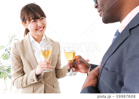 お酒を飲むビジネスパーソン 39987608