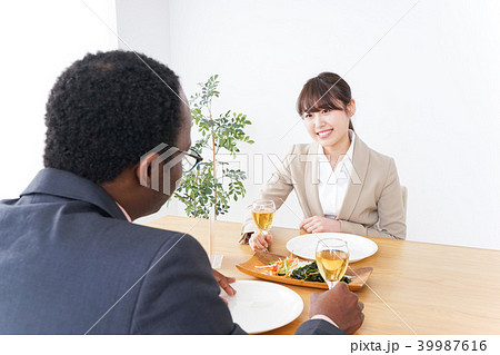 食事を楽しむビジネスパーソン 39987616