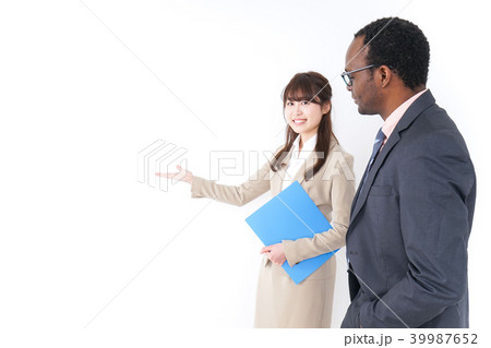 来客を案内するビジネスウーマン 39987652