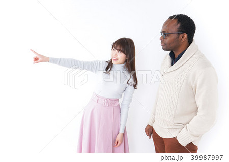 外国人観光客を英語で案内する若い女性 39987997
