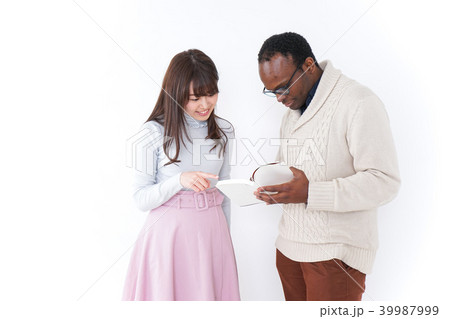 外国人観光客を英語で案内する若い女性 外国人観光客を英語で案内する若い女性 39987999