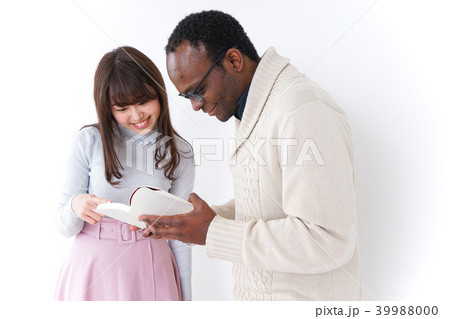 外国人観光客を英語で案内する若い女性 外国人観光客を英語で案内する若い女性 39988000