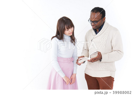 外国人観光客を英語で案内する若い女性 39988002